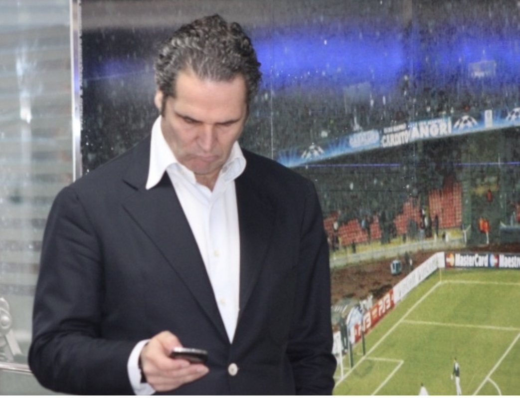 Alessandro Formisano in un contesto sportivo mentre consulta il telefono